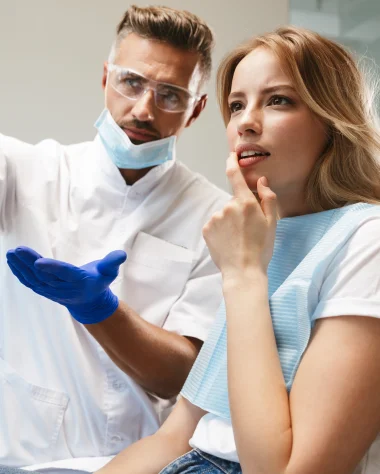 Patientin erstaunt über hohe Zahnersatzkosten