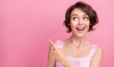 Junge Frau mit überraschtem Blick