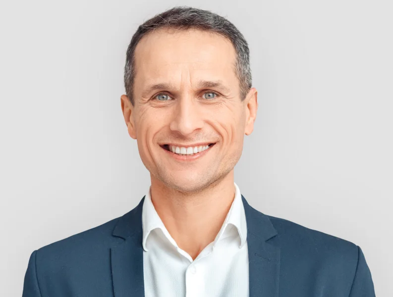 Mann mittleren Alters ist zufrieden und lächelt