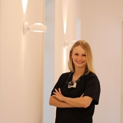 Lisa de Boer ist Zahnärztin bei MunichDent.