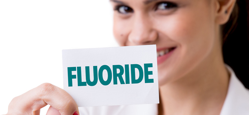 Fluoride erhärten die Zahnoberfläche und schützen vor Karies